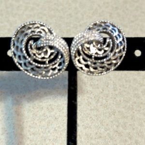 Vintage Trifari crown silver tone clip on earrings (514)